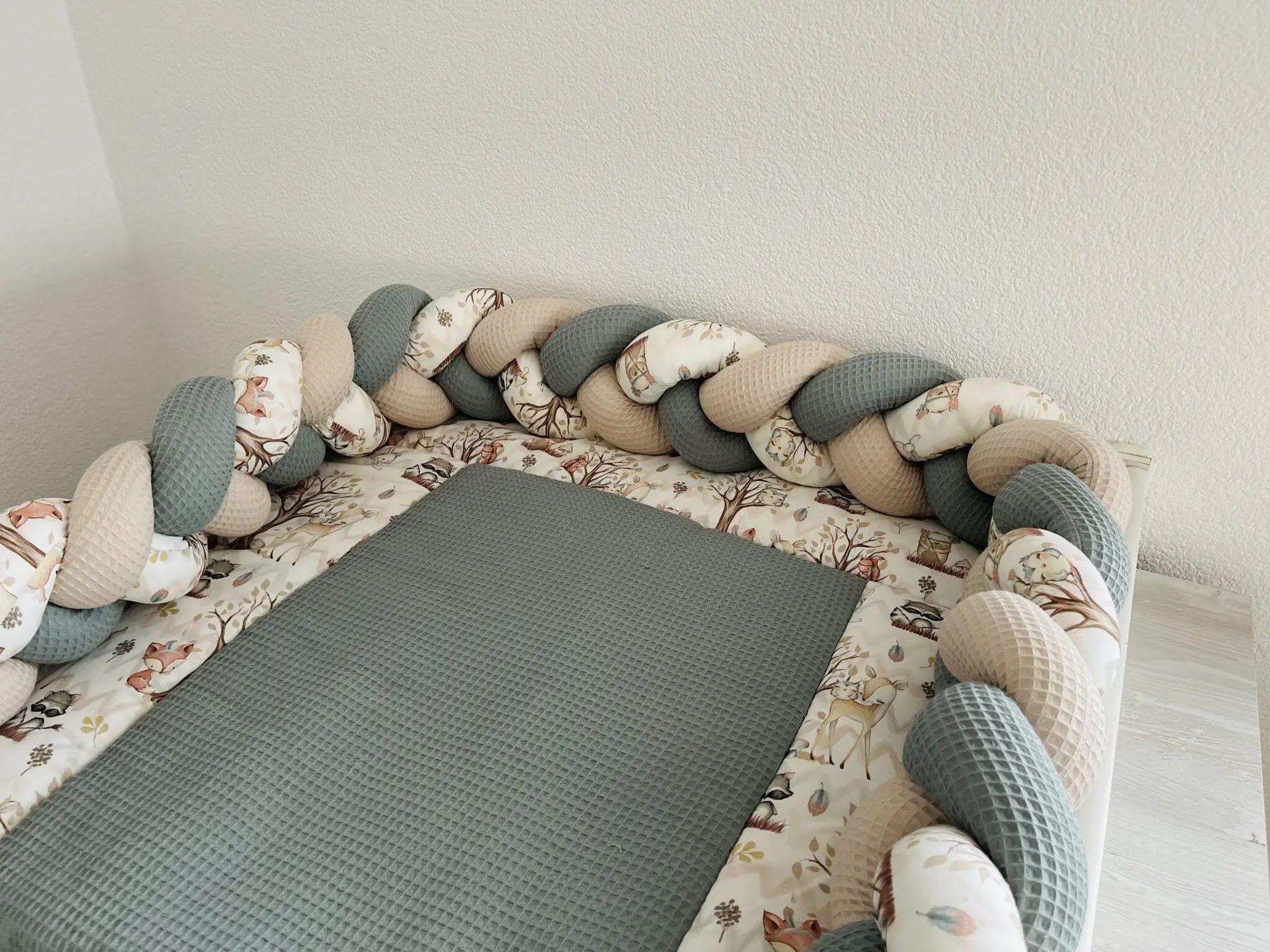 Wickelauflagen Set mit Waldtierstoff, variierende Muster, weiche Oberfläche, ideal für Babywickelstationen, von Mein Shop