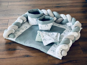 Ein schlichtes Wickelauflagen-Set von Mein Shop, mit weichem Stoff und praktischem Design für die Babypflege.