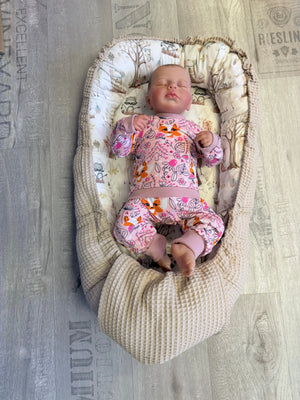 Schwarz-weißes Babynestchen aus Baumwolle, individuell konfigurierbar, schützt das Babybett vor Zugluft und sorgt für Sicherheit.