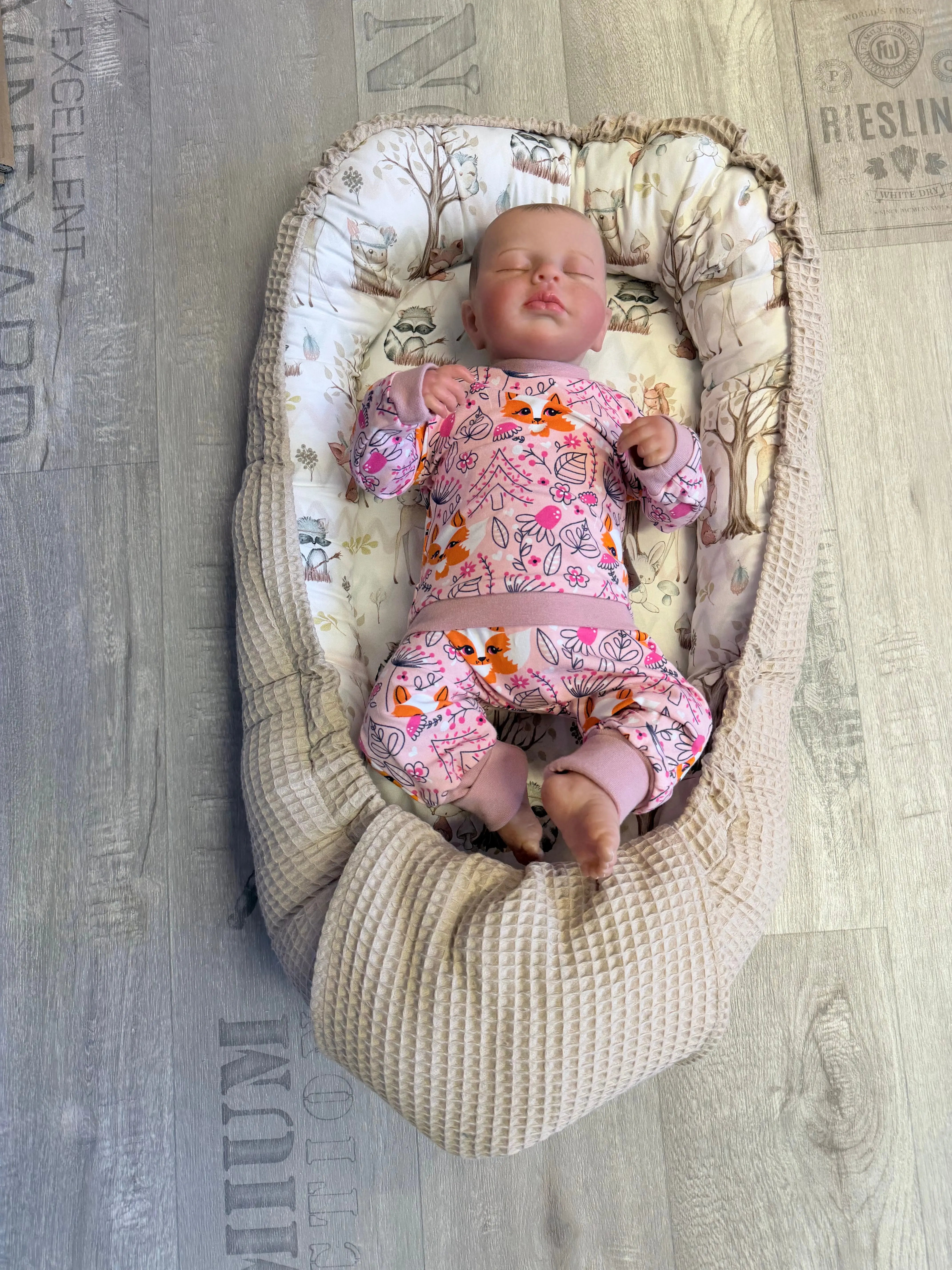 Schwarz-weißes Babynestchen aus Baumwolle, individuell konfigurierbar, schützt das Babybett vor Zugluft und sorgt für Sicherheit.