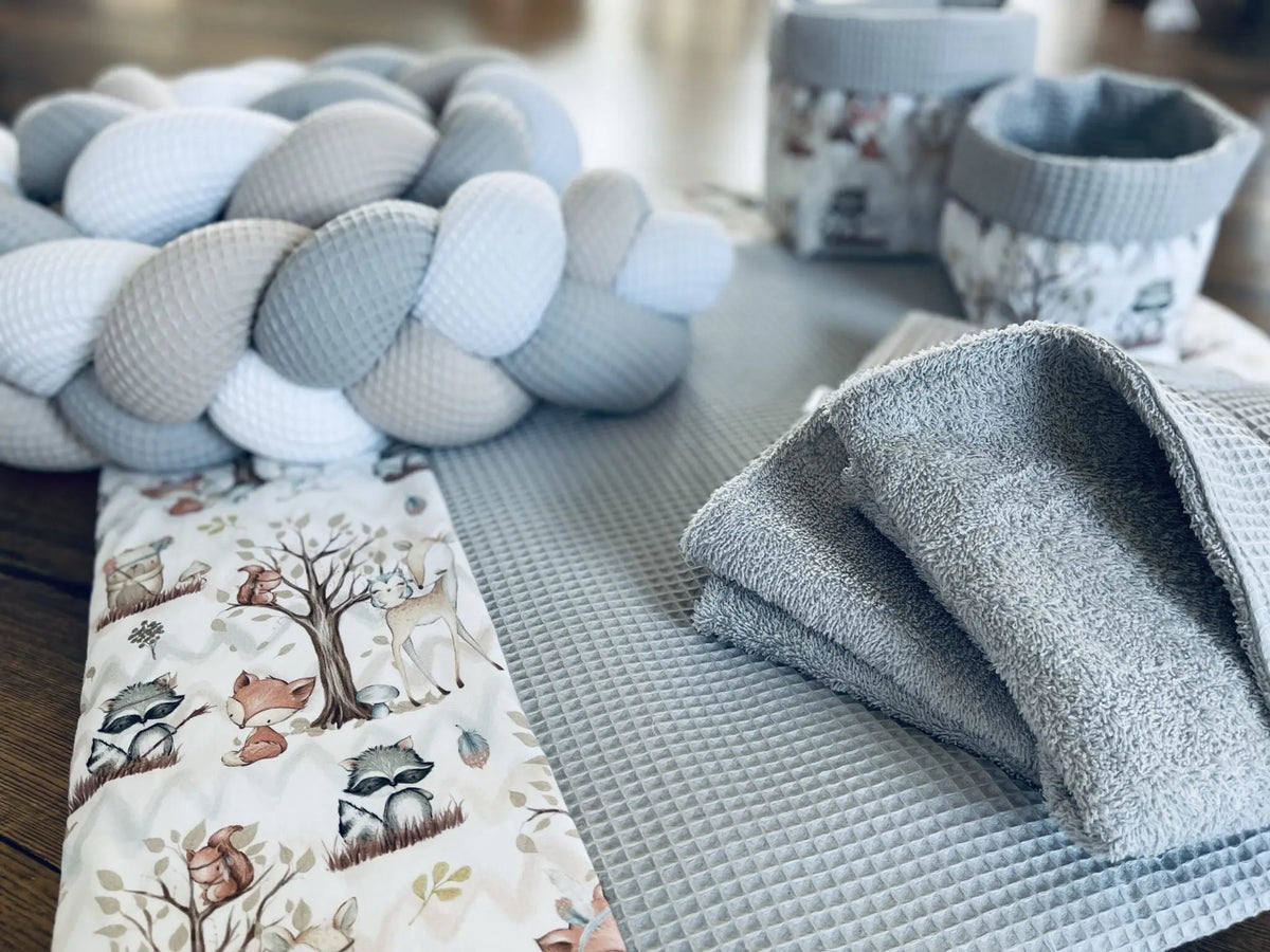 Wickelauflagen Set mit WALDTIERSTOFF, variabler Konfigurator, weiche und bequeme Unterlagen für Babys.