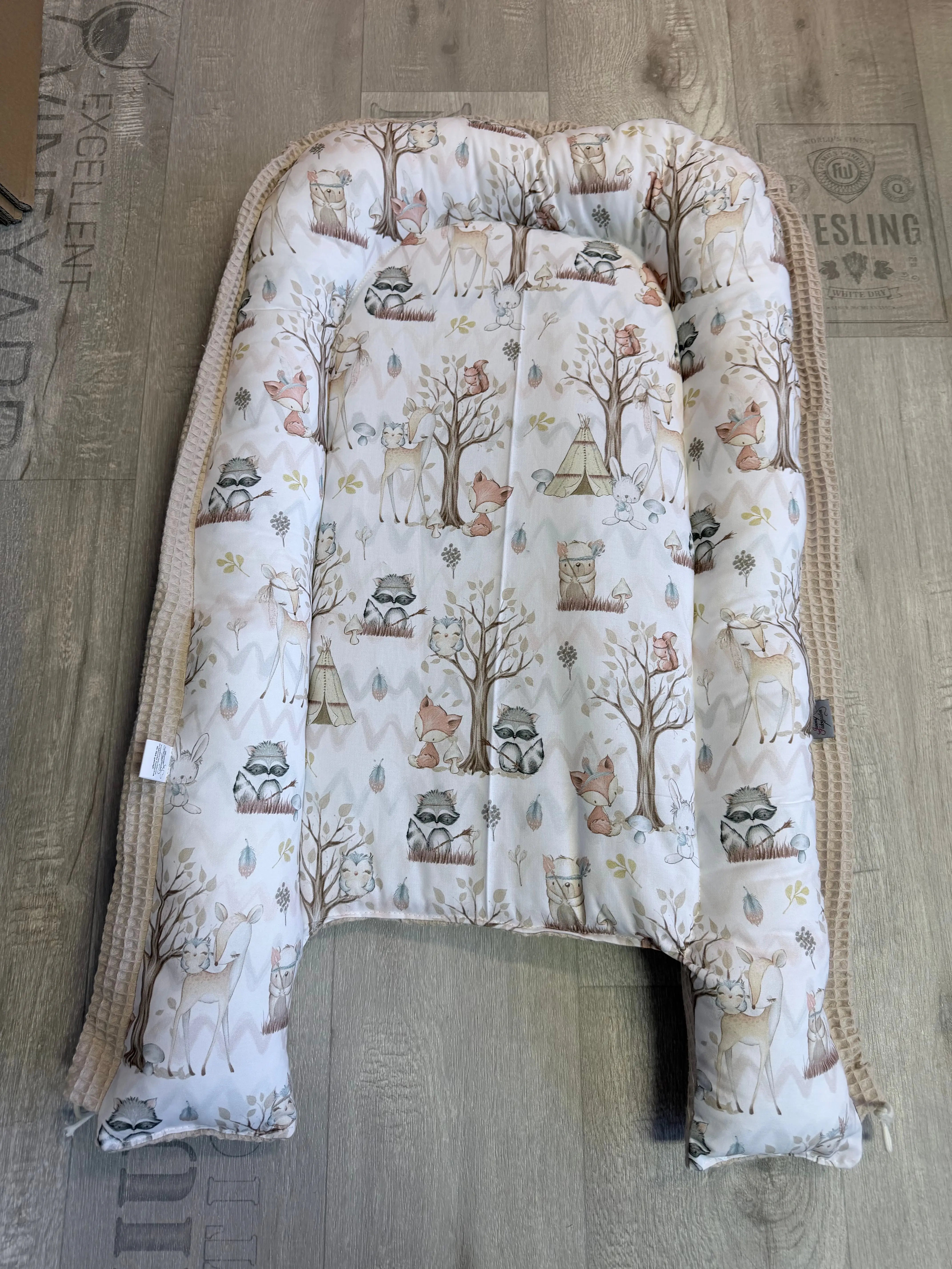 Weiches Babynestchen von Mein Shop mit individuell anpassbarem Schutz für sicheren Babyschlaf, in verschiedenen Farben und Mustern.