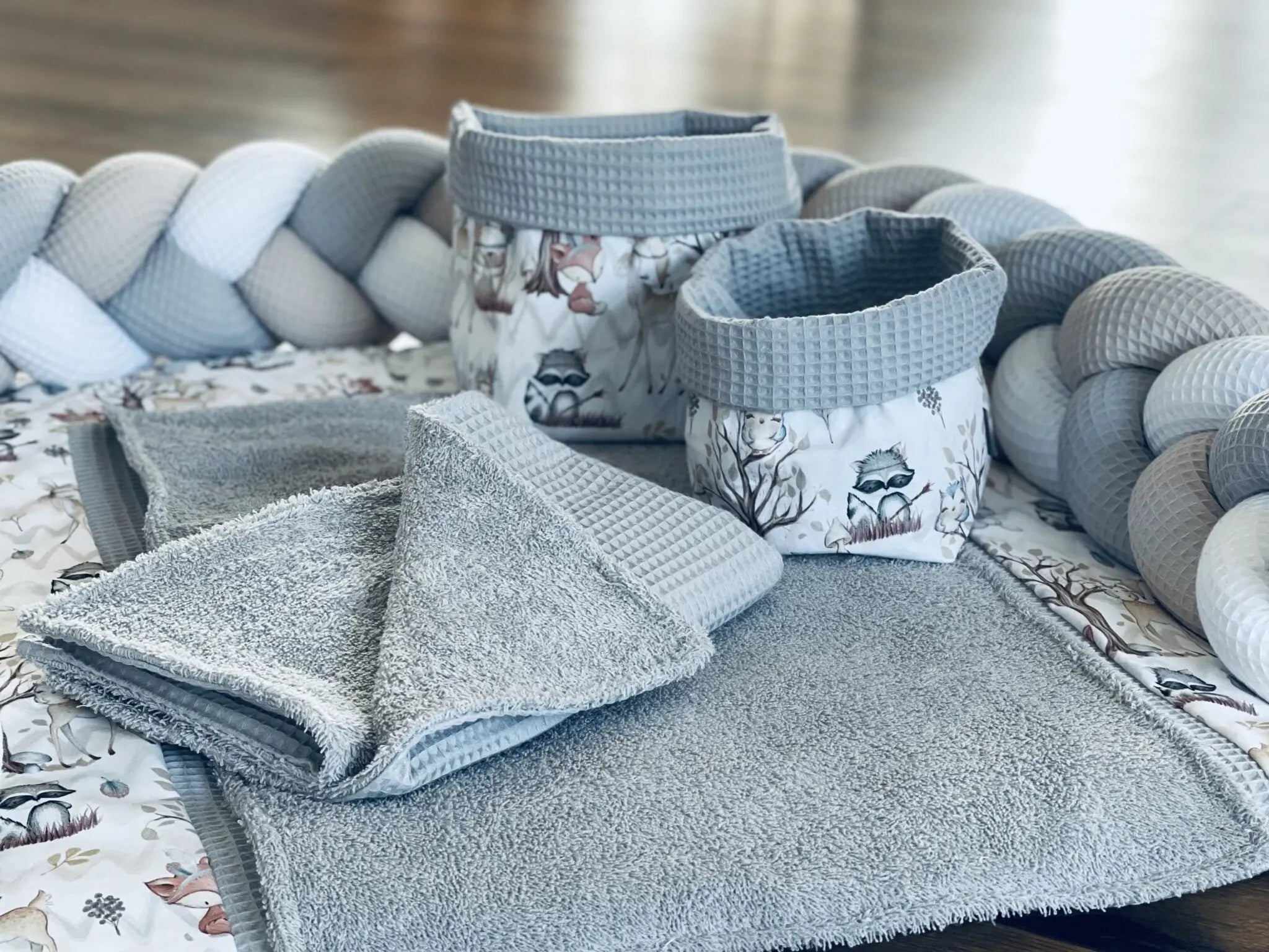 Wickelauflagen Set mit WALDTIERSTOFF, variierende Muster, weiche Oberfläche, ideal für Babywickelplätze, von Mein Shop