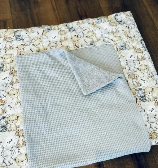 Weiches Frotteetuch für Wickelauflage in verschiedenen Farben, geeignet für Babys und Wickelstationen.