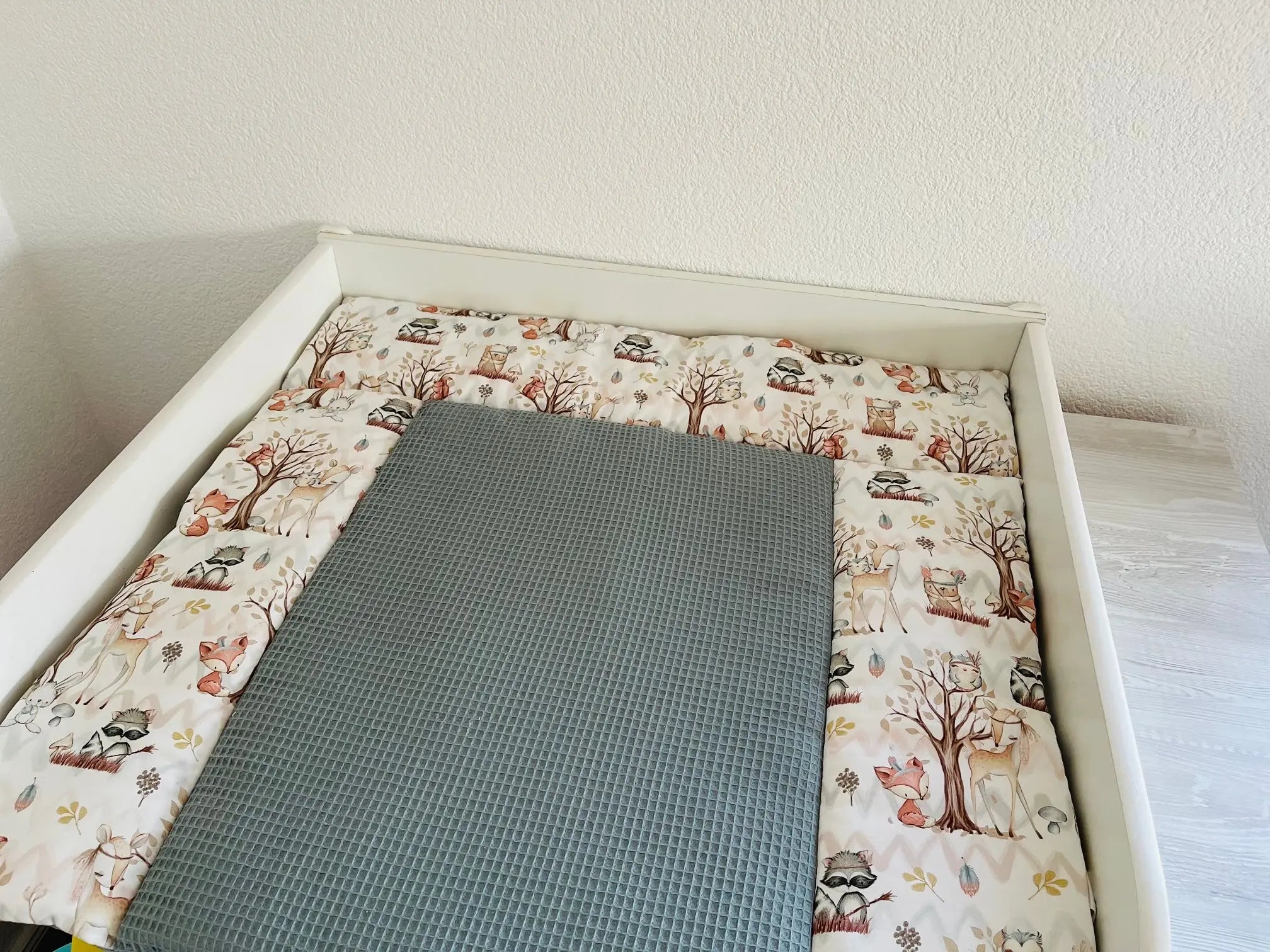 Wickelauflagen Set mit Waldbildstoff, variierende Muster, weiche Oberfläche, ideal für Babywickelstationen, von Mein Shop