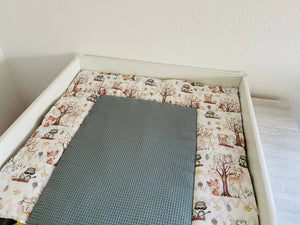 Wickelauflagen Set mit Waldbildstoff, variierende Muster, weiche Oberfläche, ideal für Babywickelstationen, von Mein Shop