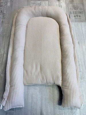 Weiches Babynestchen von Mein Shop in variabler Konfiguration, schützt und sorgt für sicheren Schlaf im Bett.