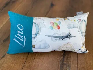 Individuell zusammengestelltes Baby-Kissen von Mein Shop, weiche Textur und buntes Design, perfekt für Neugeborene und Kleinkinder.
