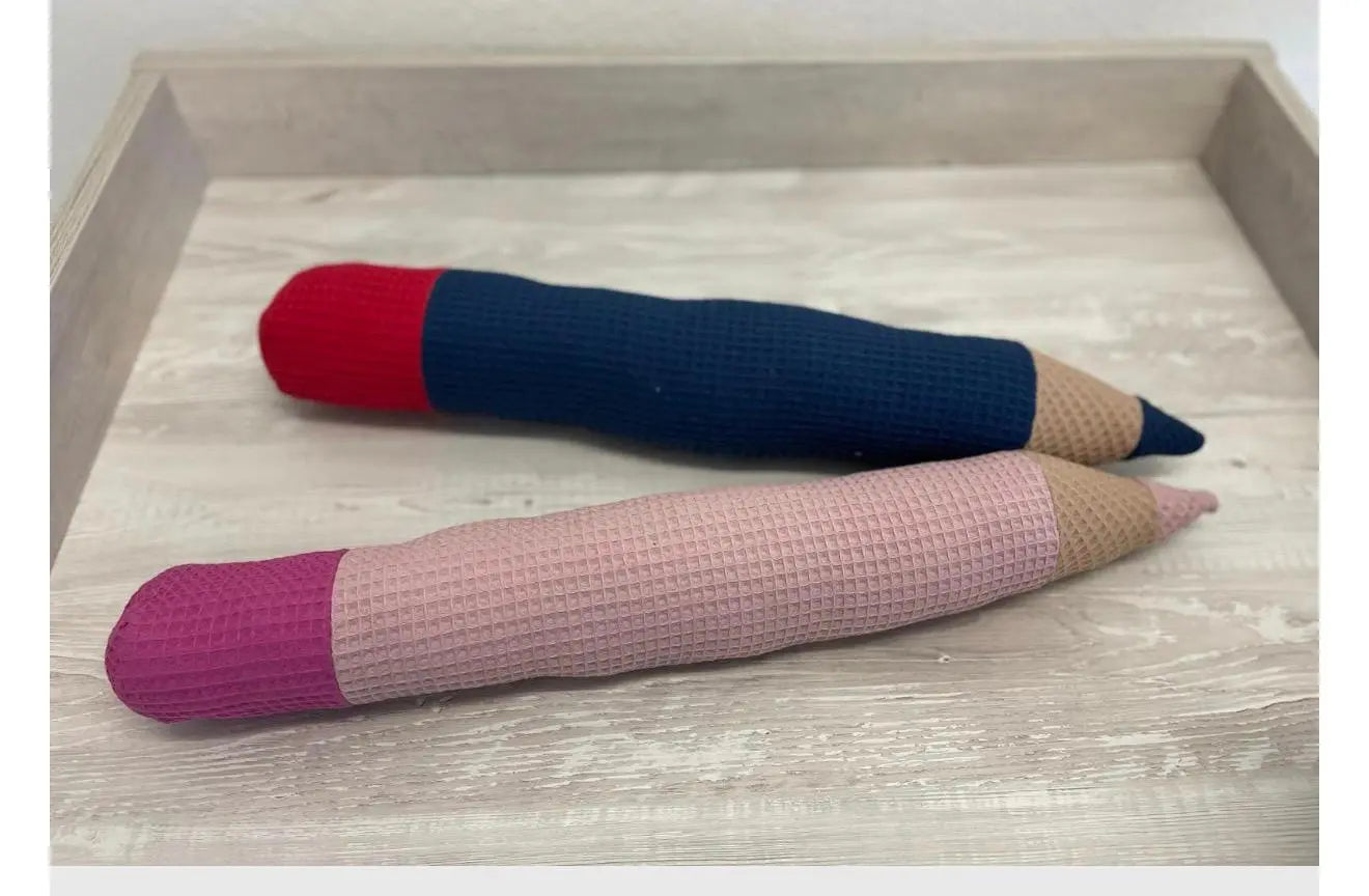 Weiches personalisiertes Kissen in Stift-Design, perfekt zum Einkuscheln, von Mein Shop, mit buntem Stift-Motiv.