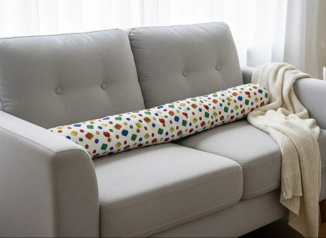 Schlichte BILDERGALERIE Bettschlangen in neutralem Design, ideal für Kinderzimmer, auf einem hellen Bett platziert.