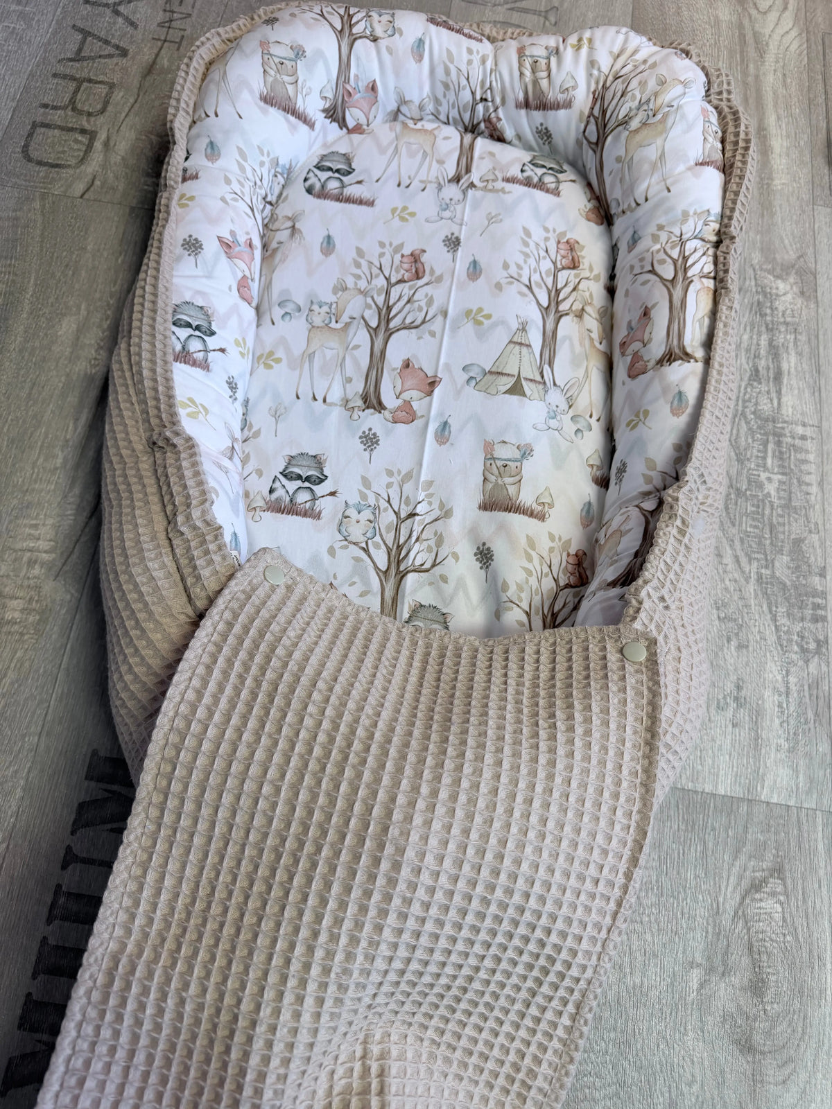 Babynestchen in variabler Gestaltung, gepolstert, mit weichem Schutz für sicheren Babyschlaf, von Mein Shop.