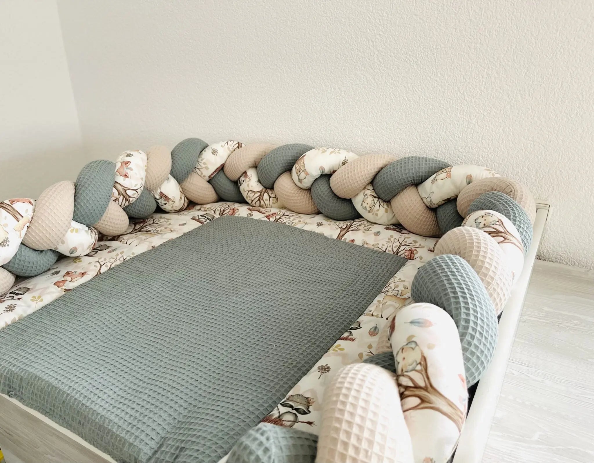 Wickelauflagen Set mit WALDTIERSTOFF, variierende Musters und Farben, ideal für Babys und Kinder, von Mein Shop