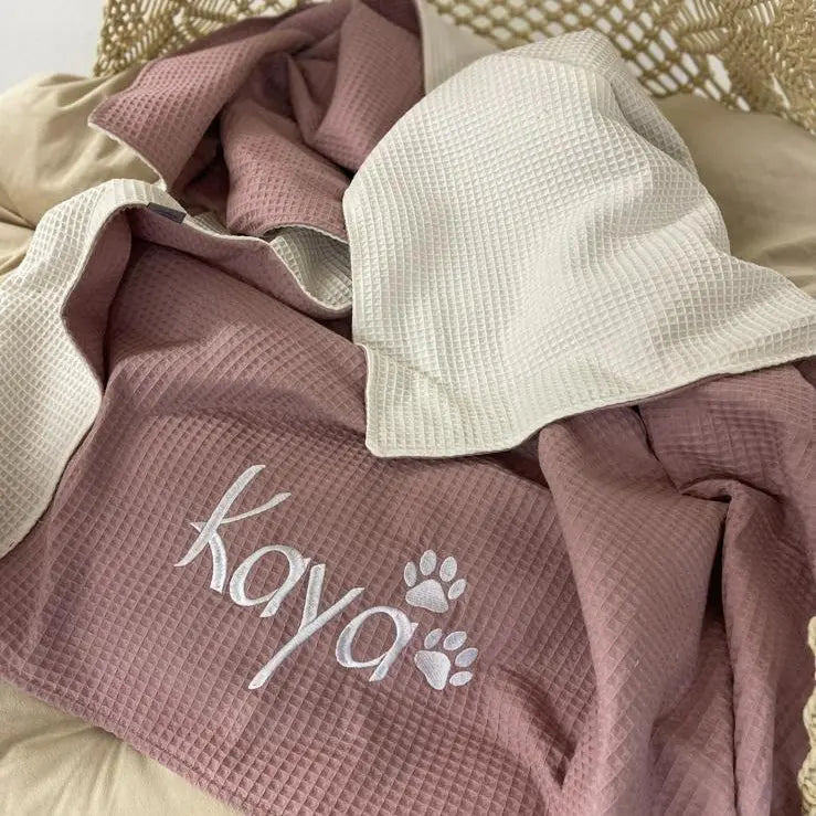 Altrosa Hundedecke in Dunkelcreme mit personalisiertem Namen, weiche Sofadecke für Hunde, hochwertiges Material.