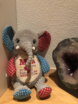 Verschiedene Elefanten Harlequin Stofftiere in bunten Mustern, weich und kuschelig, von Mein Shop, auf einem weißen Hintergrund.