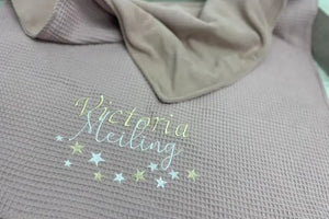 Weiche rosa Babydecke mit personalisiertem Namen, ideal für Neugeborene, von Mein Shop, auf weichem Stoff.