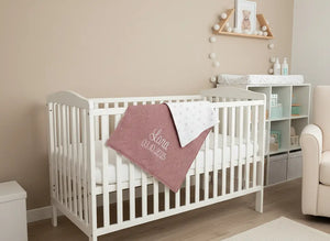 Weiche Babydecke mit Namen in Altrosa mit Sternenmuster und cremiger Farbe, ideal für Neugeborene und Babys