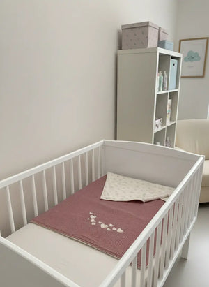 Weiche Babydecke mit dunkelrosa Muster und eingesticktem Namen, ideal für Neugeborene, von Mein Shop.