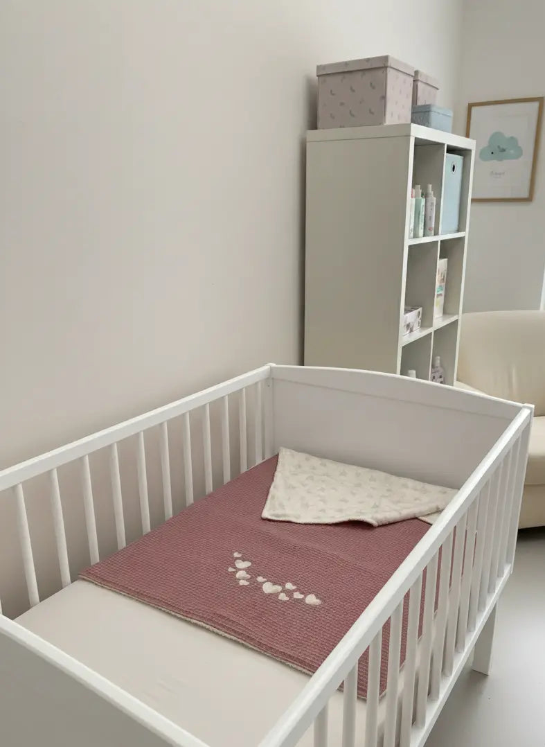 Weiche Babydecke mit dunkelrosa Muster und eingesticktem Namen, ideal für Neugeborene, von Mein Shop.