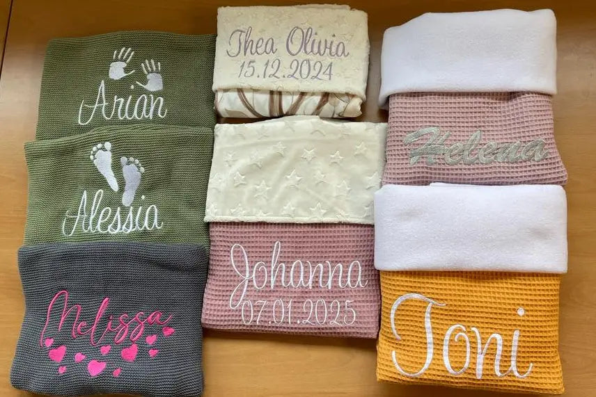 Weiche Babydecke mit personalisiertem Namen, ideal für Neugeborene, in hellen Farben, von der Marke Mein Shop.