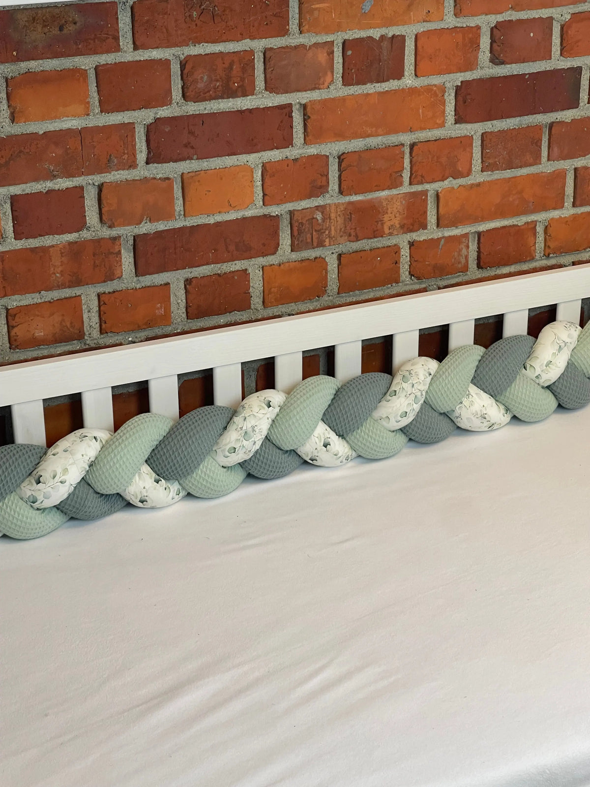 Einfache Bettschlange von Bildergalerie, weiches Stoffdesign in neutralen Farben, ideal für Kinderbetten und Schutz.
