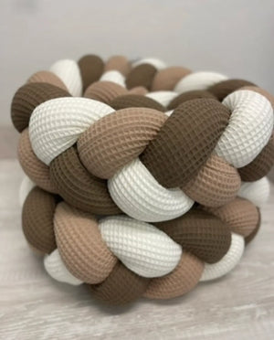 Braune, taupe und weiße Bettschlange von Mein Shop, einfache Designs für Baby- und Kinderbett.