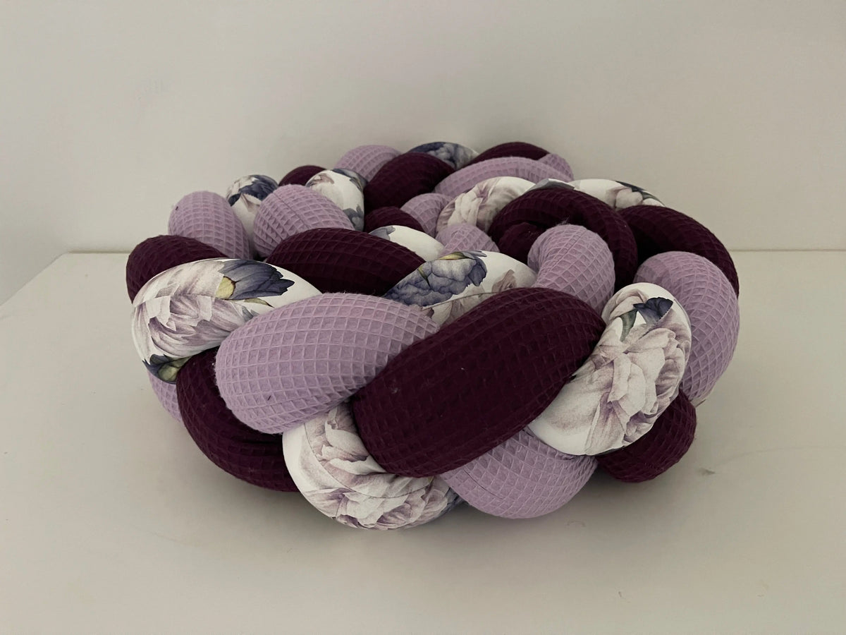 Bettschlange mit Pfingstrosen- und Fliedermotiv in Aubergine, einfache Bettdekoration, von Mein Shop