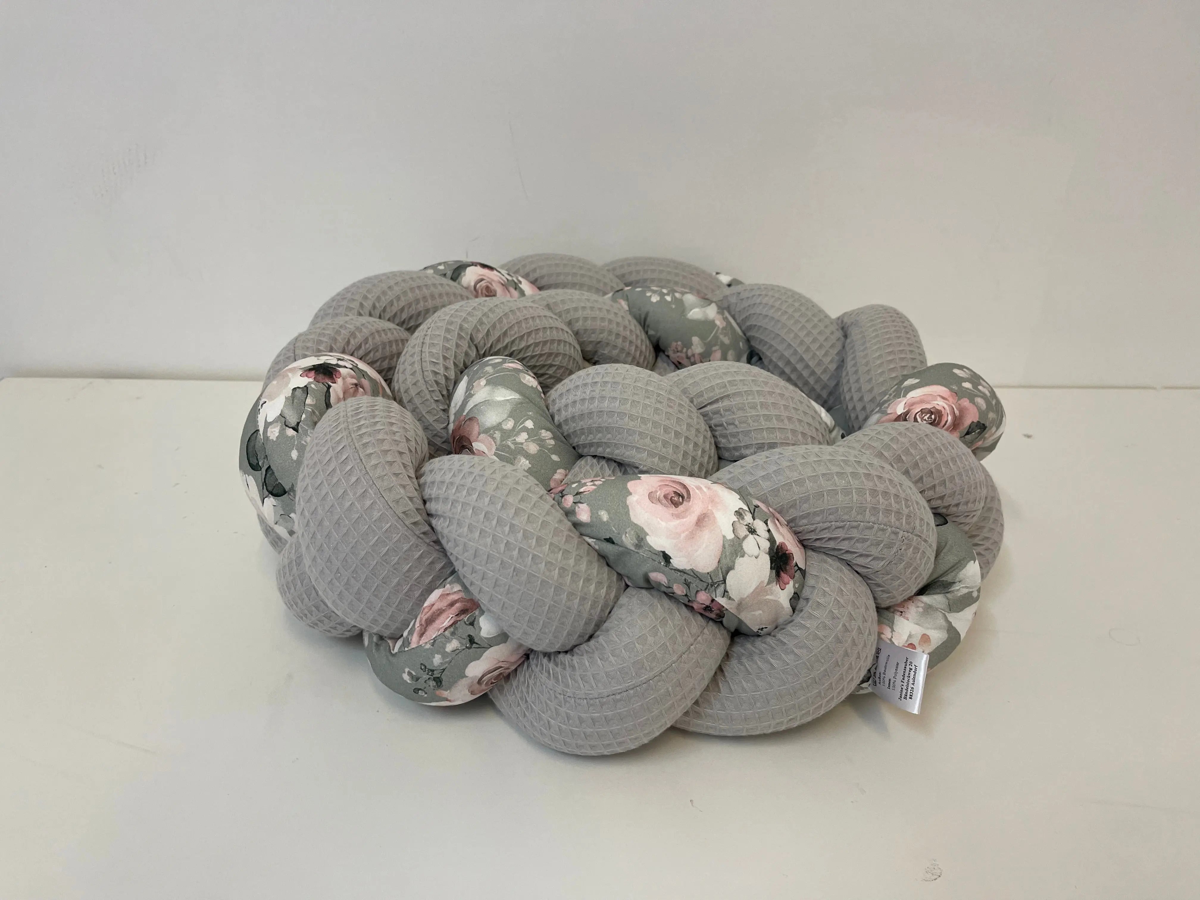 Hellegraue Bettschlange mit Rosenmuster von BILDERGALERIE, einfache Design, ideal für Kinderbett oder Babybett