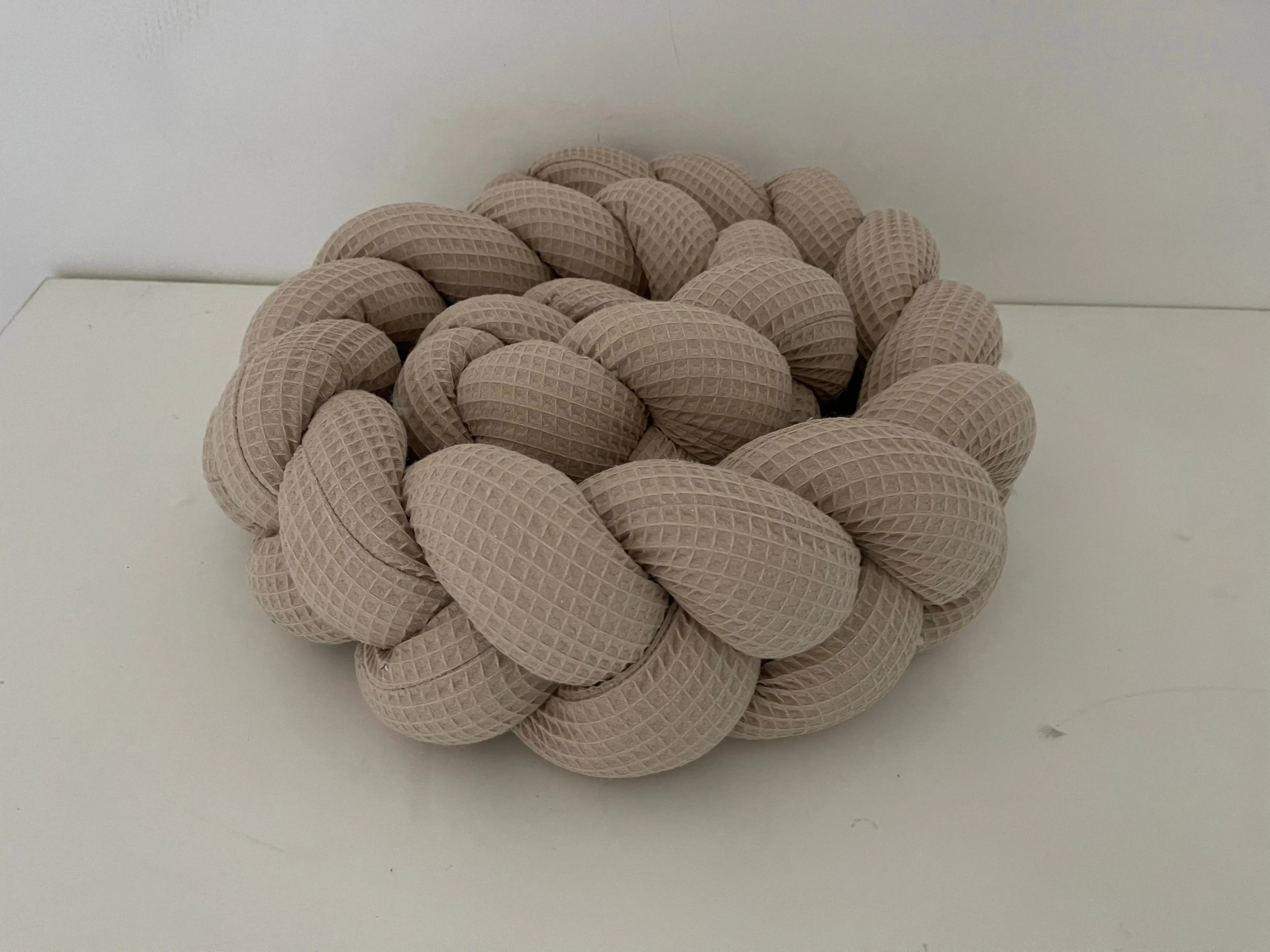 Beige Waffel-Bettschlange von Mein Shop, einfache Bettschlange für Kinderbett, weich und dekorativ.