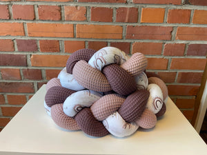Geflochtene Bettschlange in Mauve und Altrosa mit Regenbogen-Design, ideal für Kinderzimmer, von BILDERGALERIE.