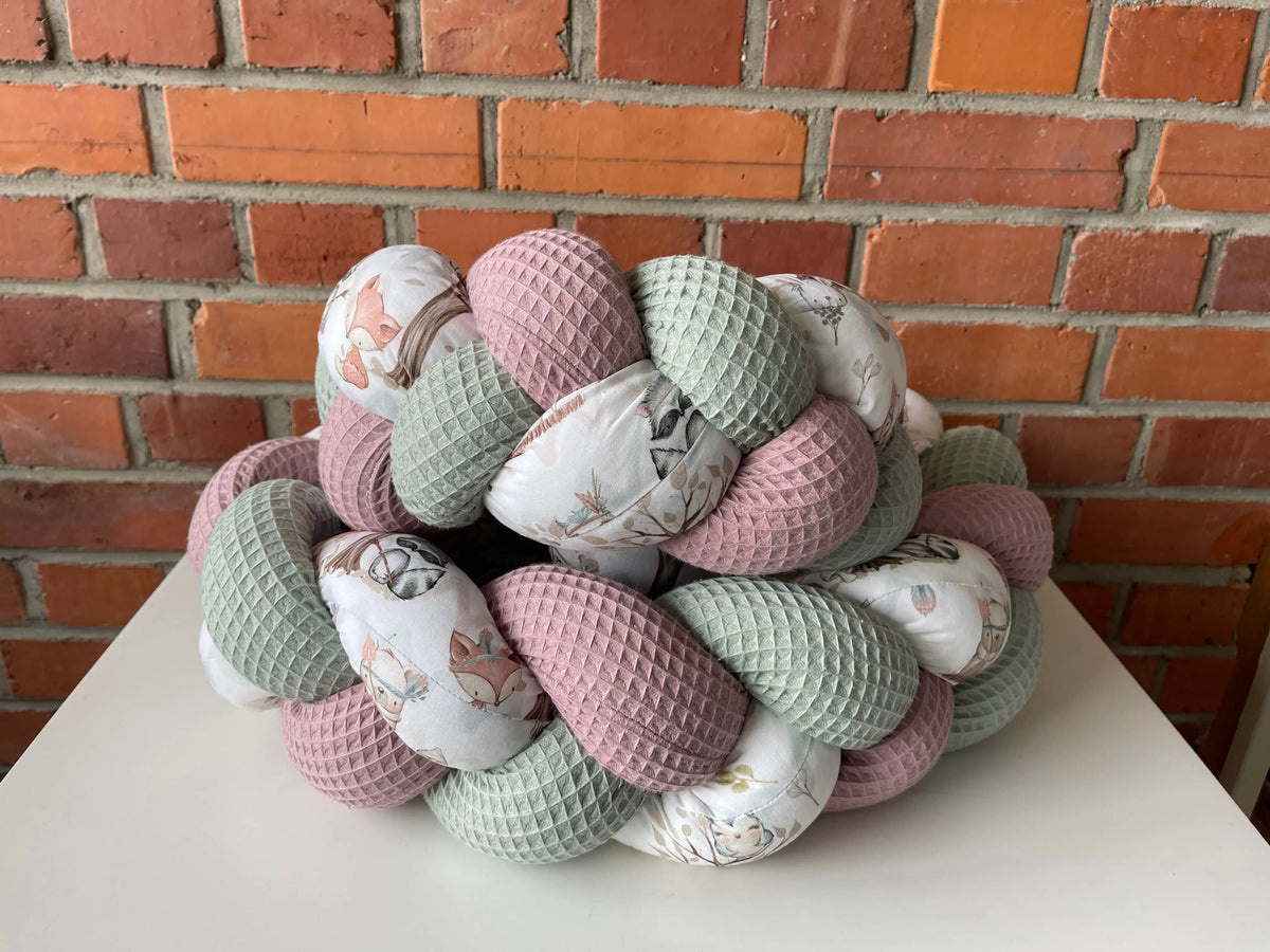 Geflochtene Bettschlange mit Waldtiere-Design in Altrosa und Altmint, ideal für Babyzimmer, von Mein Shop.
