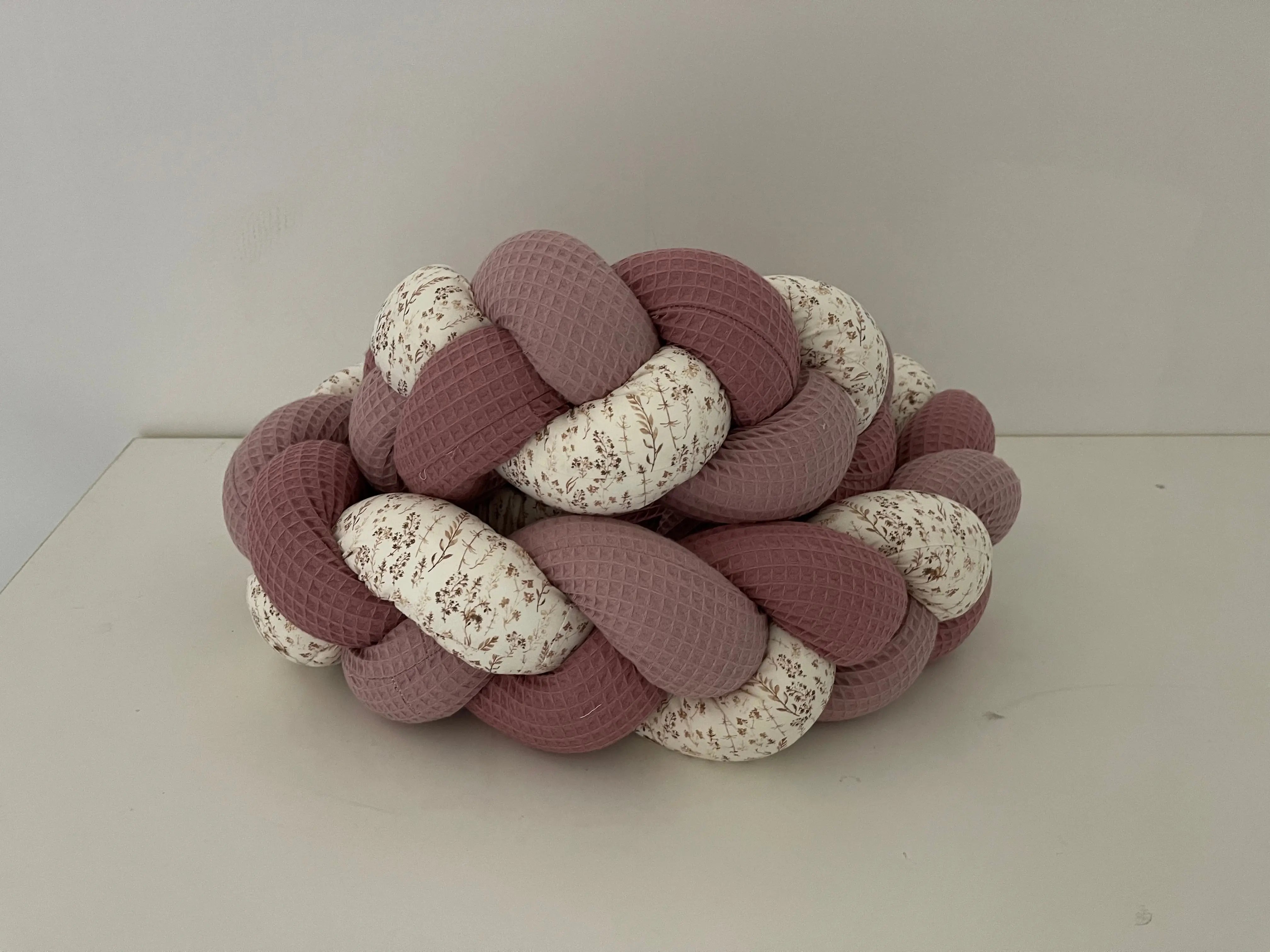 Einfache BILDERGALERIE Bettschlangen in neutralem Design, ideal für Kinderzimmer, von Mein Shop, auf einem Bett drapiert