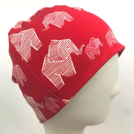 Rote Bio-Elefanten Beanie von Mein Shop, weiches gestricktes Mützen-Design, variable Größen, warm und bequem für den Winter.