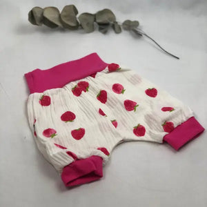 Kurze Pumphose aus Musselin in verschiedenen Farben, weiches Material, bequemes Design, für Babys oder Kinder.