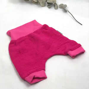 Kurze Musselin-Pumphose von Mein Shop in verschiedenen Farben, aus weichem, atmungsaktivem Material, für Kinder geeignet.