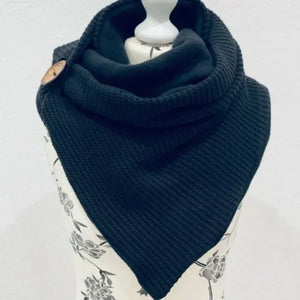 Schwarzer Wickelschal im Dreieckstuch-Design, gestrickt, einfaches Accessoire für kalte Tage, zeigt die Textur des gestrickten Stoffes
