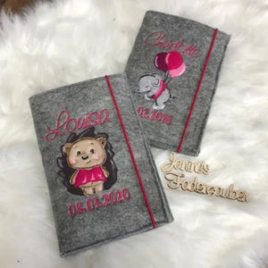 Bestickte U-Heft-Hülle in verschiedenen Designs, langlebig und individuell, schützt das Kinder-U-Heft stilvoll.