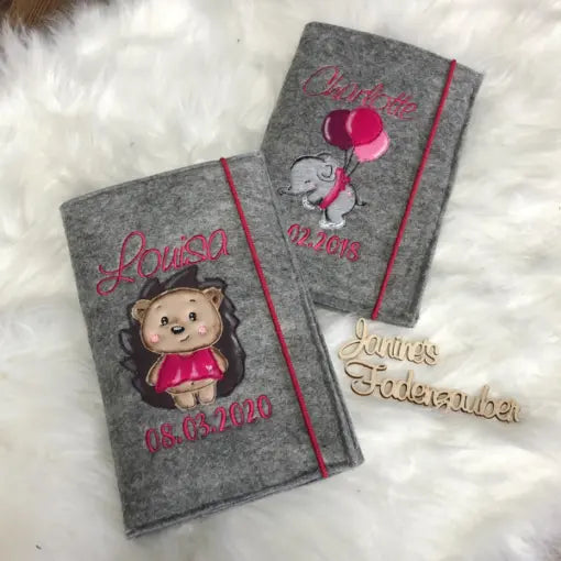 Bestickte U-Heft-Hülle in verschiedenen Designs, langlebig und individuell, schützt das Kinder-U-Heft stilvoll.