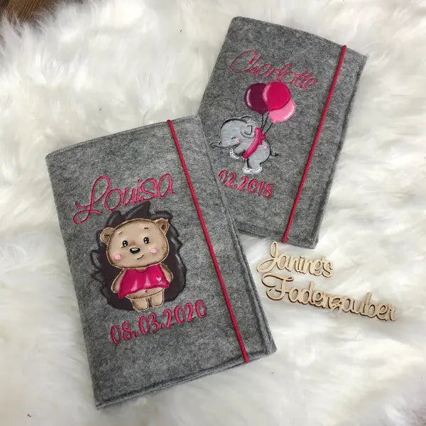 Bestickte Zeugnishülle von Mein Shop mit individuellem Wunschdesign, robuste Hülle für Schulzeugnisse, Nahaufnahme des Designs