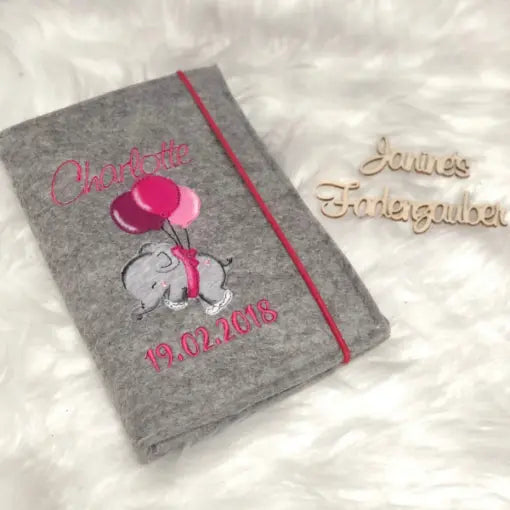 Gestickte U-Heft-Hülle in verschiedenen Designs, schützt das U-Heft, aus robustem Material, mit personalisierter Stickerei.