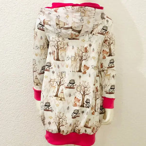 Weißes Pullikleid mit Waldtier-Design, langärmlig und bequem, ideal für Kinder, von Mein Shop, auf dem Bild ohne Titel.