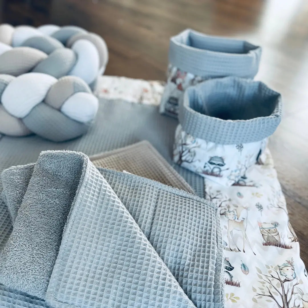 Wickelauflagen Set mit WALDTIERSTOFF in verschiedenen Designs, inklusive variabler Konfigurationen, für sichere Babywickelstationen