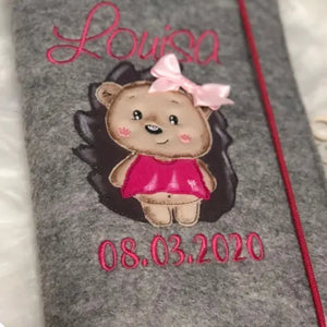 Gestickte U-Heft-Hülle in verschiedenen Designs, langlebig und stilvoll, perfekt für den Schutz des Kinderuntersuchungshefts.