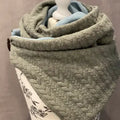 Grüner Wickelschal in Dreiecksform, einfaches Design, aus weichem Stoff, perfekt für stilvolle Herbst- und Winteroutfits