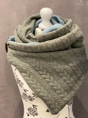 Grüner Wickelschal in Dreiecksform, einfaches Design, aus weichem Stoff, perfekt für stilvolle Herbst- und Winteroutfits