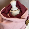 Rosa Wickelschal im Fischgrätmuster, Dreieckstuch, leichter Stoff, modisches Accessoire, für Damen, stilvoll und vielseitig.