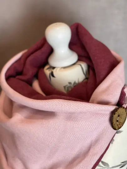 Rosa Wickelschal im Fischgrätmuster, Dreieckstuch, leichter Stoff, modisches Accessoire, für Damen, stilvoll und vielseitig.