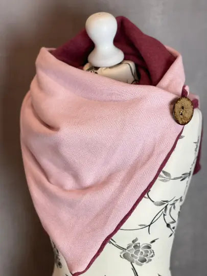 Rosa Fischgrät-Wickelschal im Dreieckstuch-Design, einfaches modisches Accessoire, zeigt das Muster und die Textur.