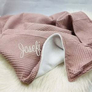 Weiche Babydecke mit individuellem Namen von Mein Shop, mit buntem Muster und weicher Baumwollqualität.