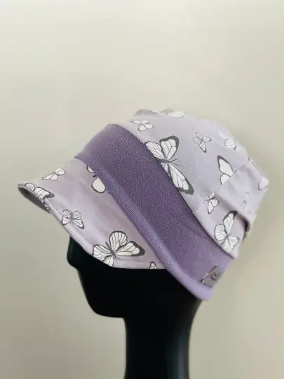Variable Schirmmütze von Mein Shop in Wunschfarbe, zeigt verschiedene Farbausführungen und Materialdetails.