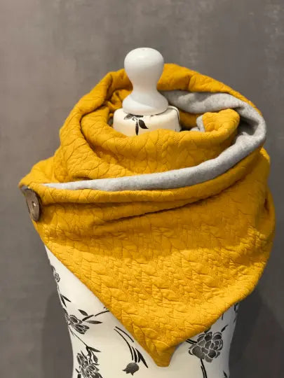 Dreieckstuch Wickelschal in Ocker, einfacher Schnitt, aus weichem Stoff, für stilvolle Herbst- und Winteroutfits
